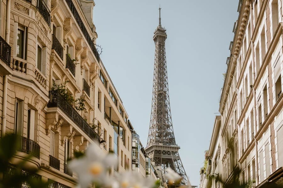 Eiffeltoren gezien vanuit straat
